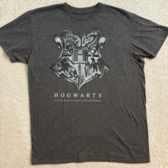 Harry Potter Hogwarts Crest Graphic Tee Short Sleeve‎ T-Shirt - Picture 1 of 7